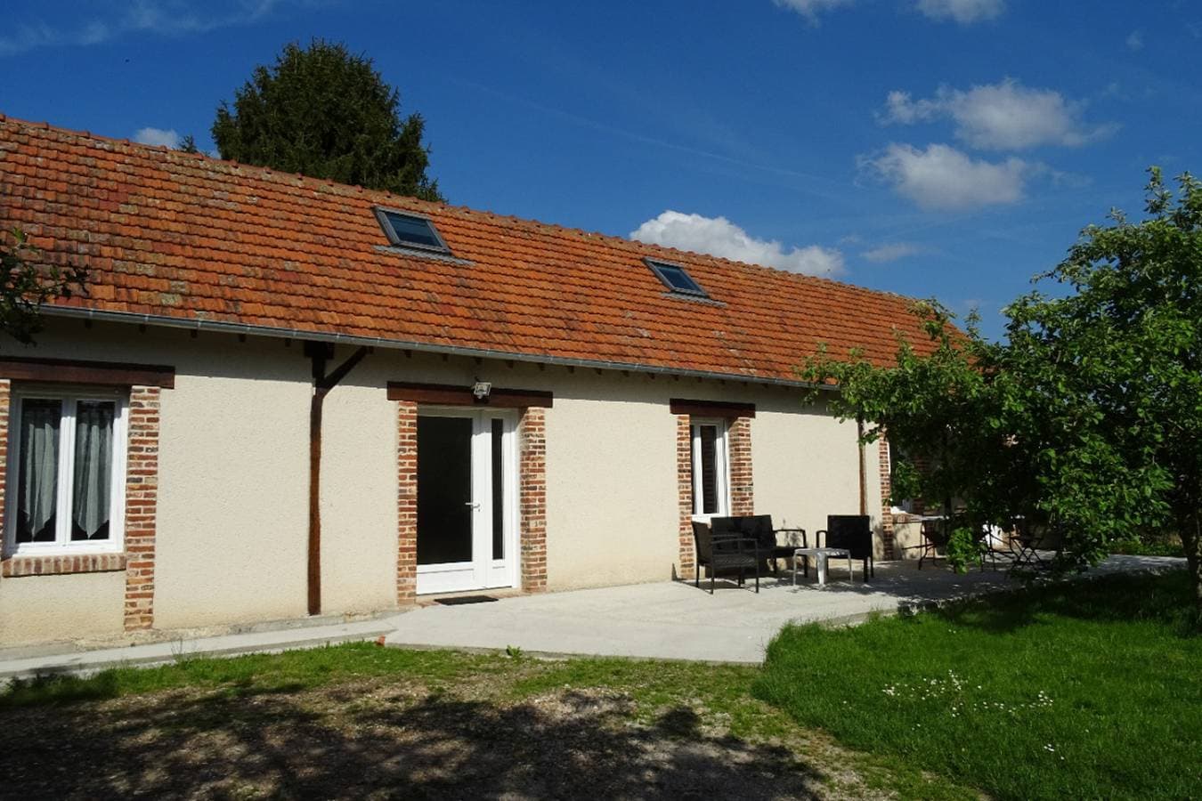 Komfortables Landhaus in Bérengeville-la-campagne mit Garten 1