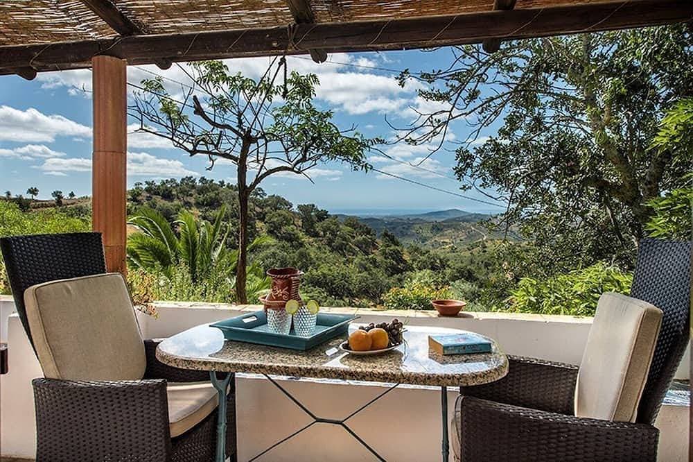 Rustic 3-bedroom Country Retreat With Pool, Free Wi-fi, and Breathtaking Views 1