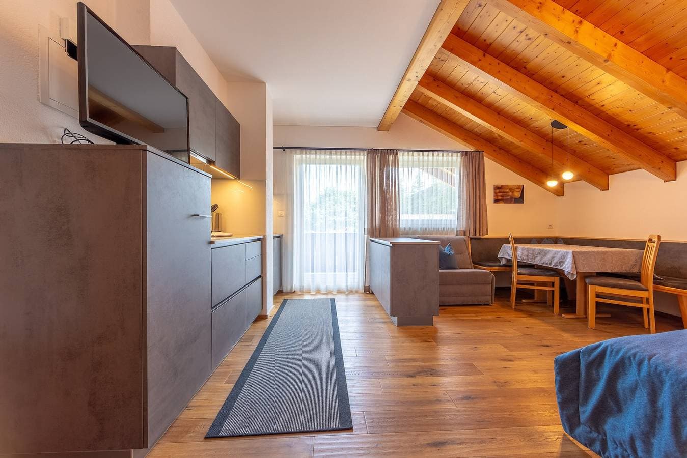 Foto 3 von 10: Einzimmerapartment 'Alpengruss Air' mit Bergblick, Gemeinschaftsgarten und WLAN