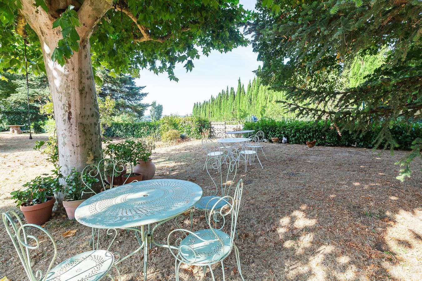 Foto 4 von 21: Klimatisiertes Gästezimmer „Lavande“ im Gartengeschoss mit Bergblick
