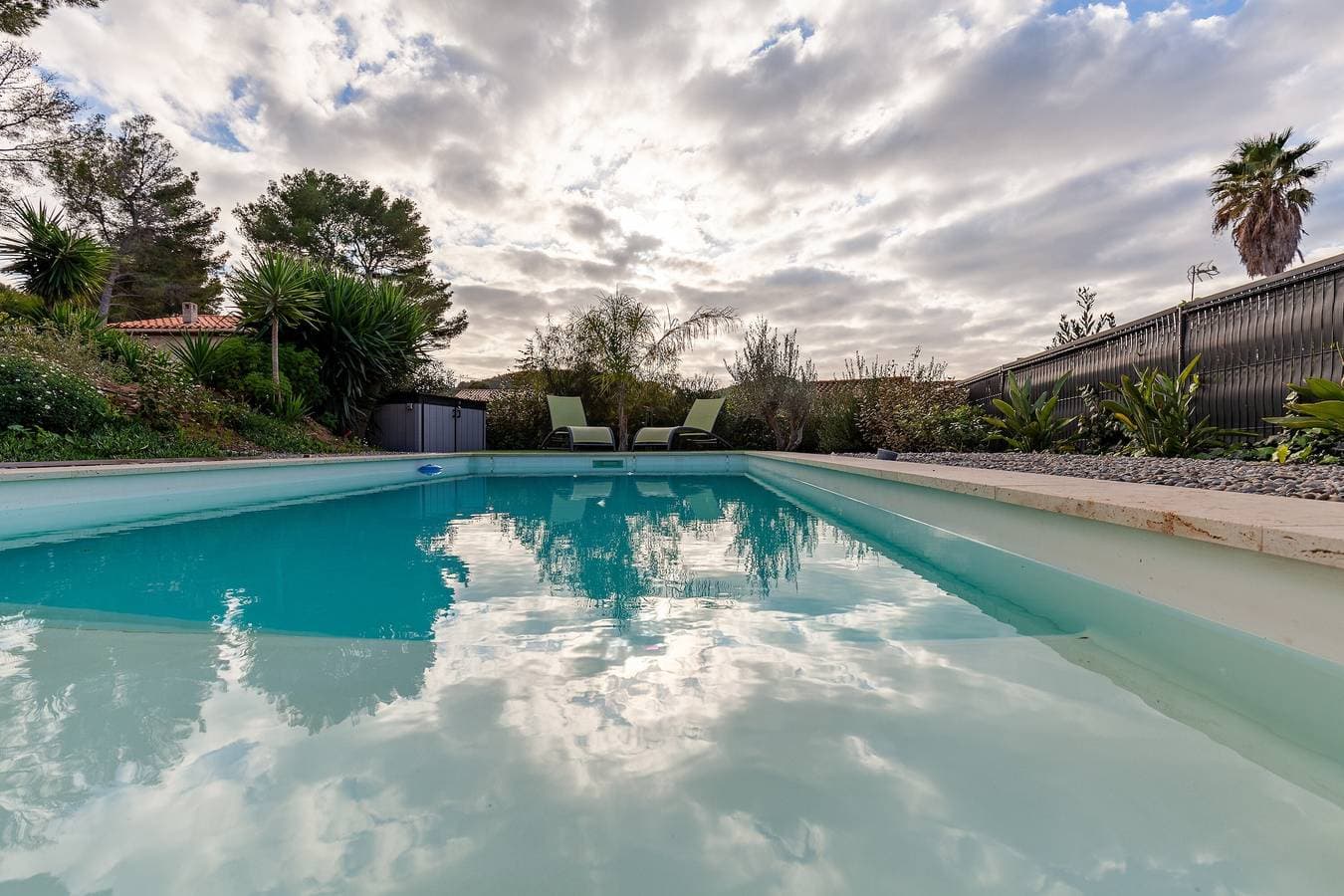 Foto 2 von 28: Erdgeschossvilla mit Swimmingpool 150 m vom Meer entfernt – Meerblick, WLAN und Klimaanlage