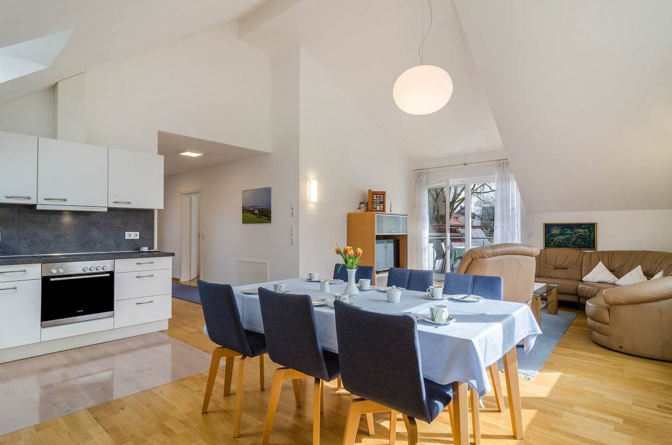 Foto 4 von 27: Lichtdurchflutete Ferienwohnung "Haus Buche" in der Nähe des Bodensees mit WLAN, Balkon und Garten; Parkplätze vorhanden