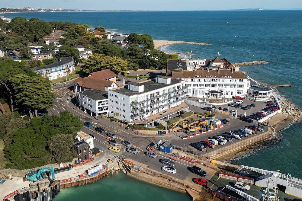Flat 17 Golden Gates, family friendly in Sandbanks 1