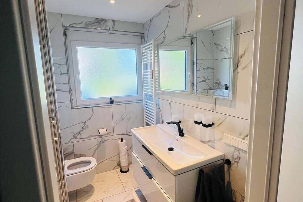 Foto 8 von 25: Luxuriöse 3-Zimmer-Wohnung für 2–7 Gäste – Modern, großer Balkon & Stellplatz
