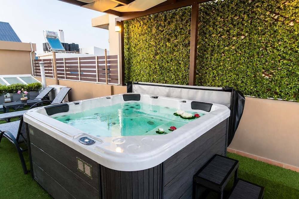 Fems | Luxury 3-Level Home w/ Private Jacuzzi 1