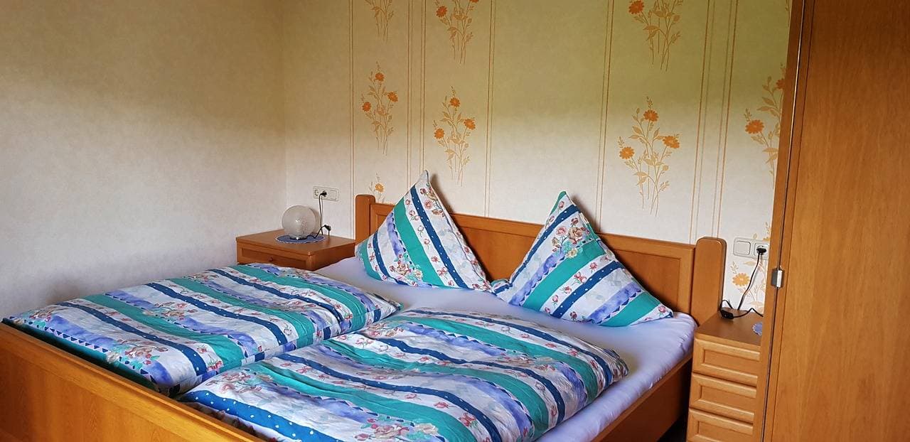 Foto 5 von 39: Pension Gästehaus Cornelia - Doppelzimmer 3 mit Terrasse und Ausblick ins Grüne