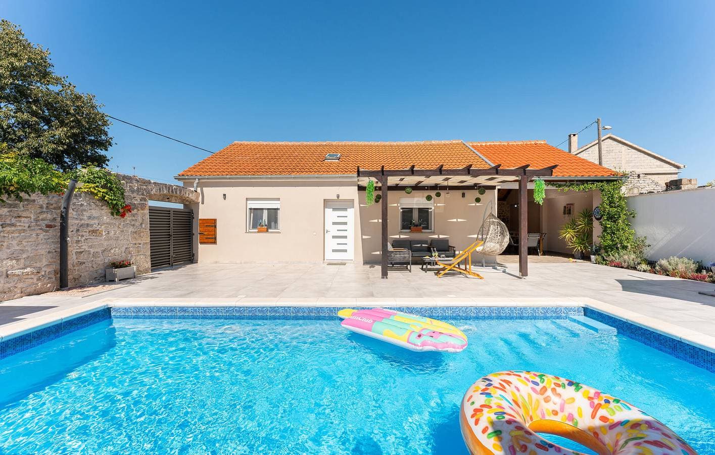 Foto 9 von 27: Gemütliche 1-Zimmer-Wohnung mit Pool, WLAN und in Küstennähe – nur 2 km vom Strand entfernt!