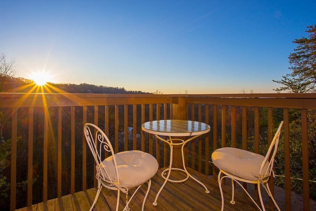 Foto 3 von 37: ❤️Romantic ✔ Hot Tub ★ Blick über Gatlinburg ✔ WIFI ★ KingBed