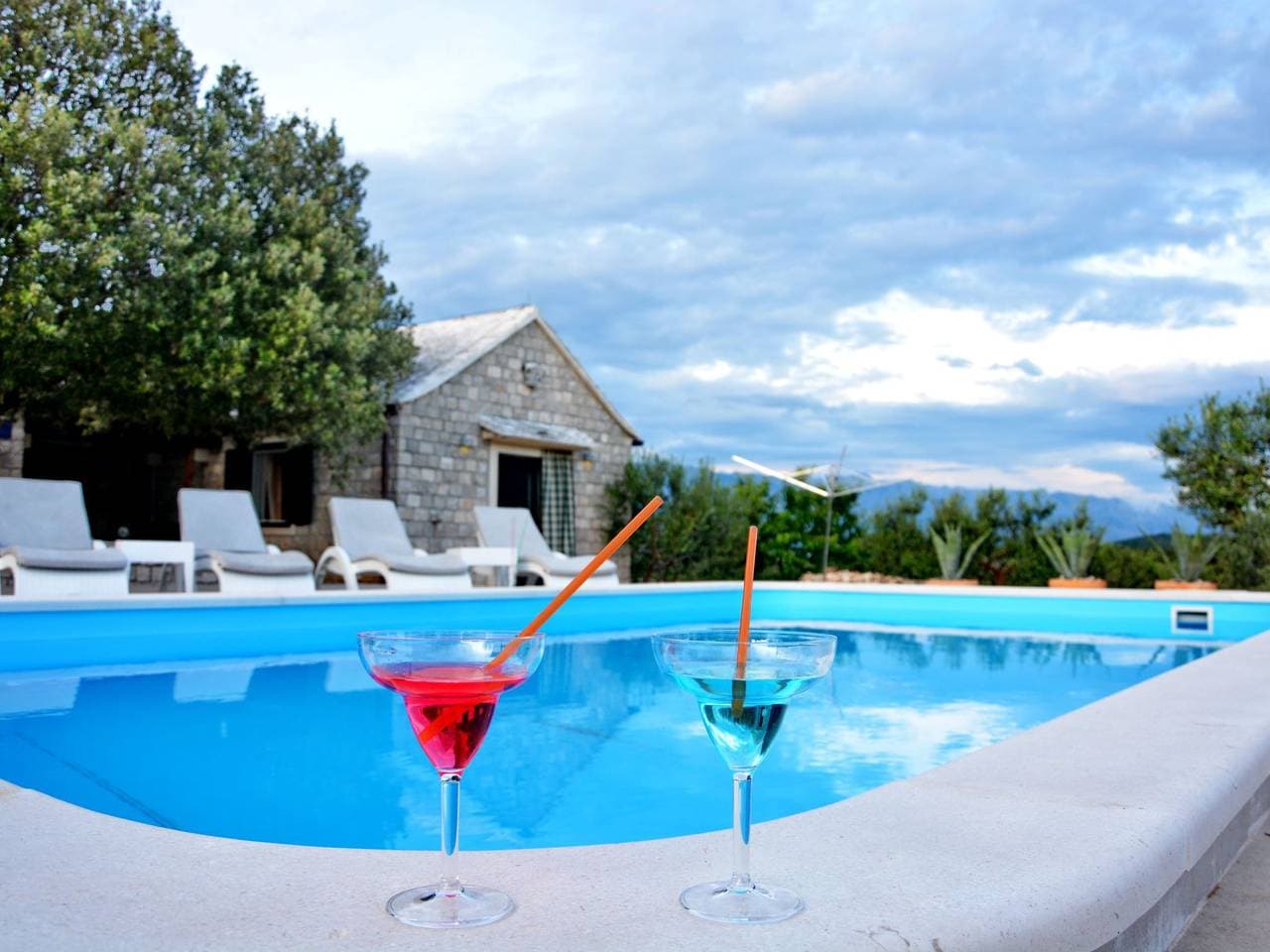 Foto 2 von 38: Mit Terrasse und Pool in herrlicher Naturlandschaft