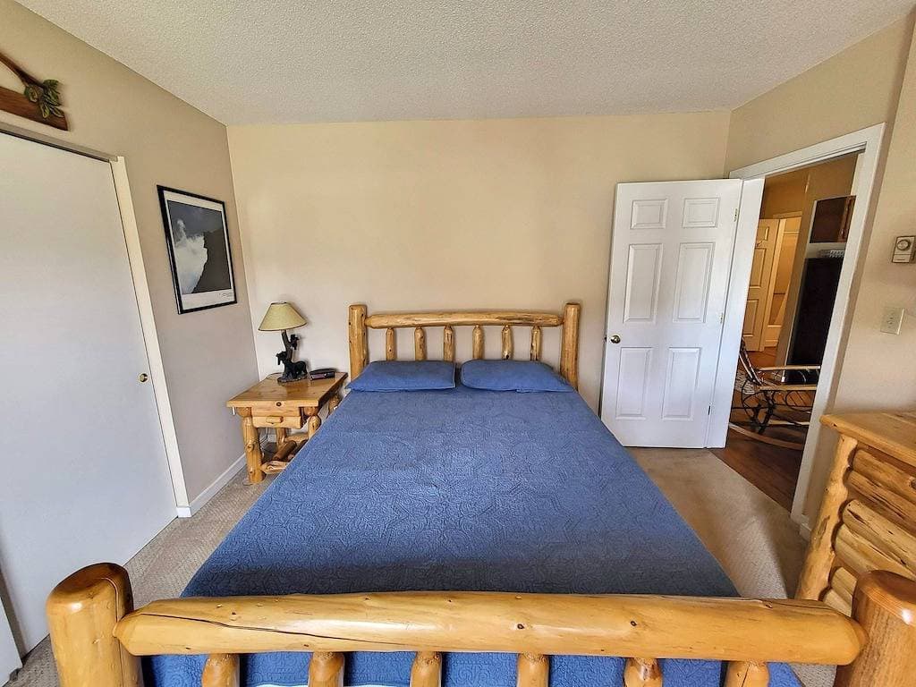 Kitchen, AC, deck, mountain view, pool, ski shuttle. Lb207 by Lrs 1