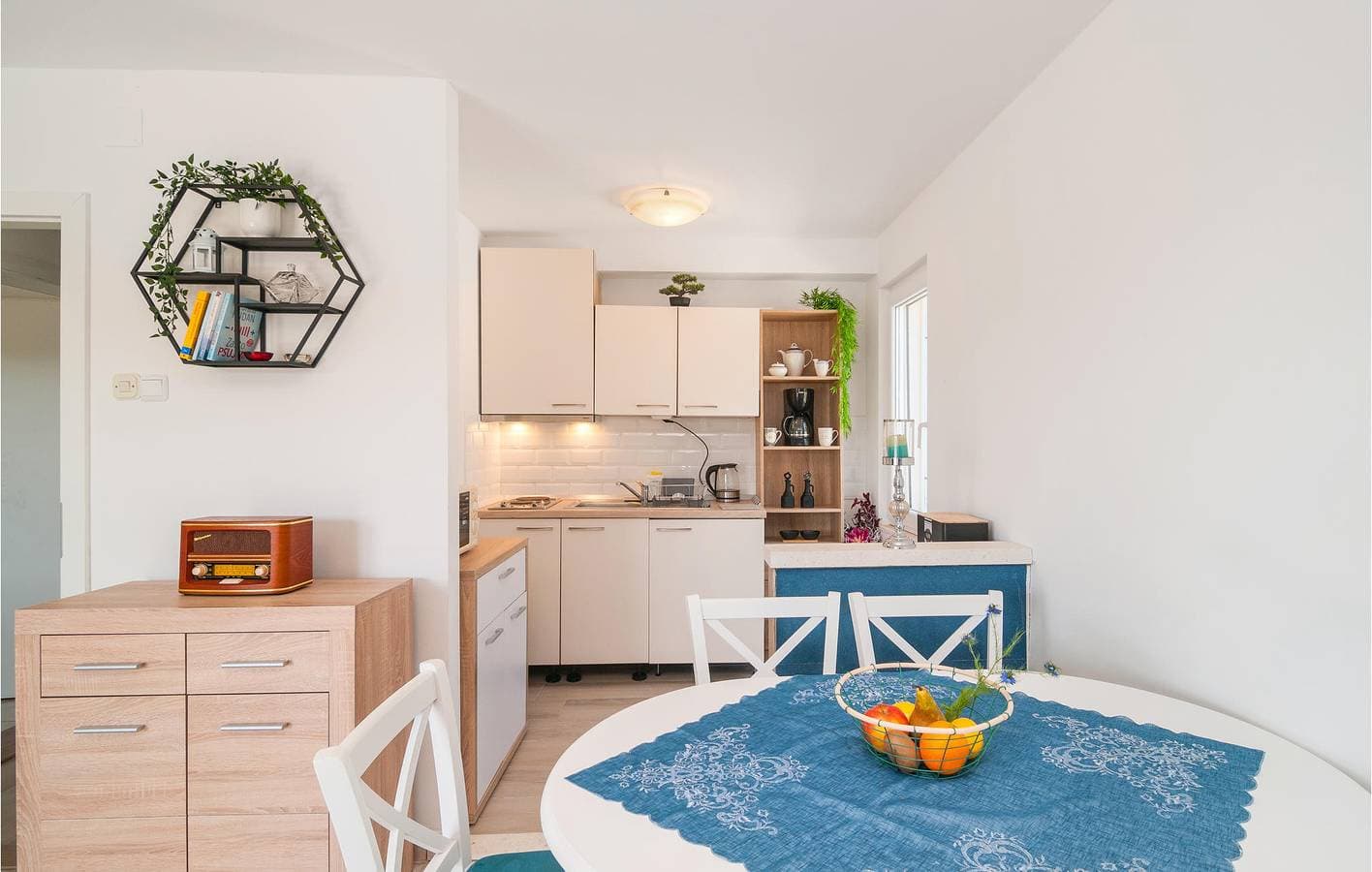 Foto 6 von 39: Gemütliche Ferienwohnung mit 2 Schlafzimmern, Pool und Terrasse, 400 m vom Zentrum von Maslinica entfernt