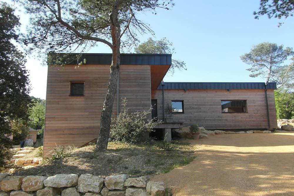 Foto 10 von 20: Modernes Holzhaus mit Pool auf großem ruhigem Grundstück.
