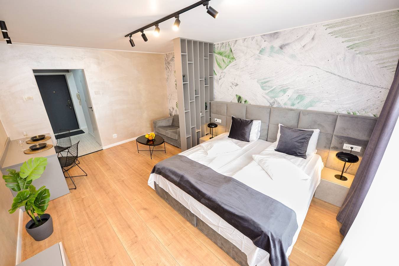 Foto 8 von 16: Park Studio Cismigiu Gardens - Ruhiges Zimmer - Smart-TV