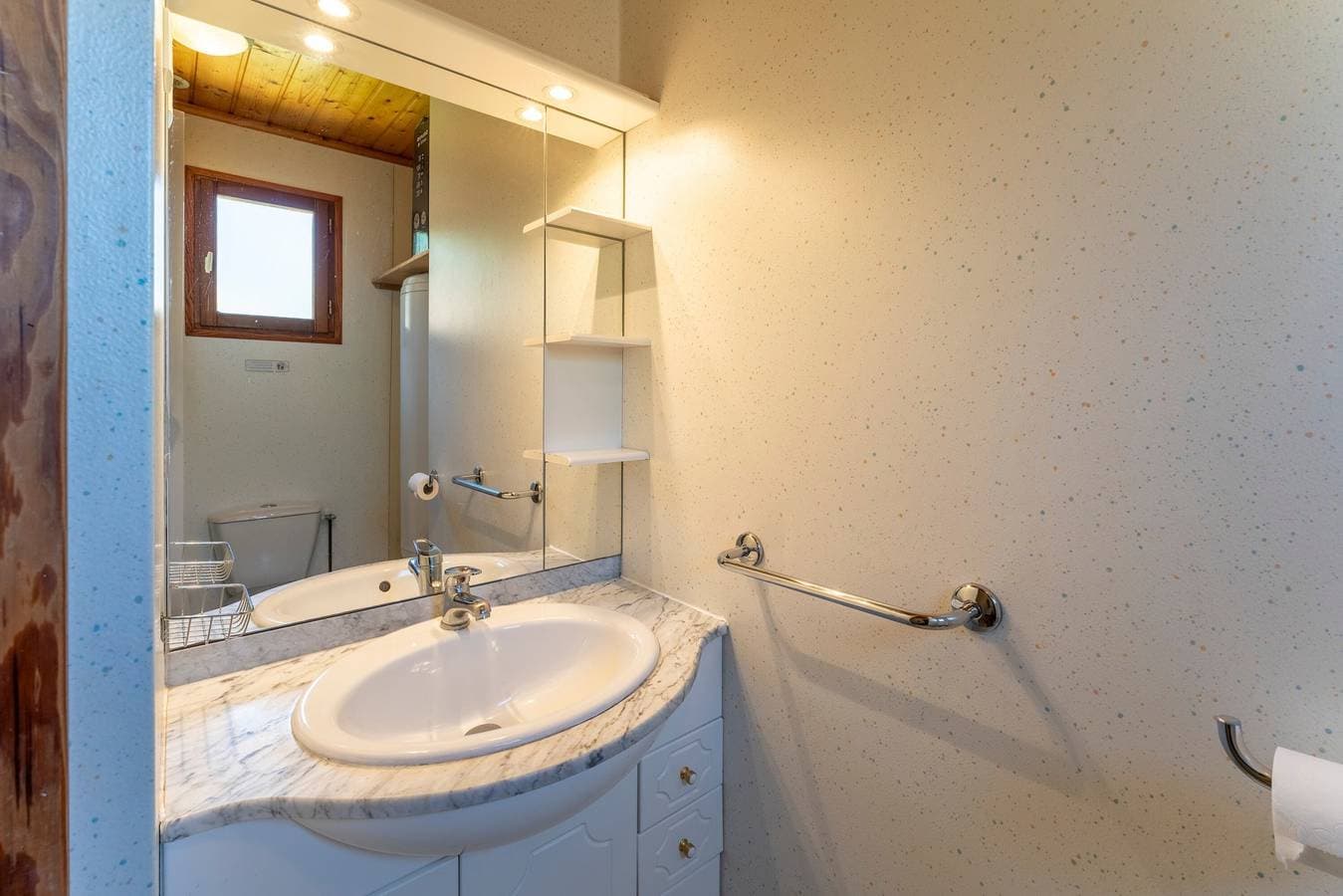 Foto 13 von 28: Chalet 'Gite Lavande' mit Gemeinschaftspool, privater Terrasse und WLAN