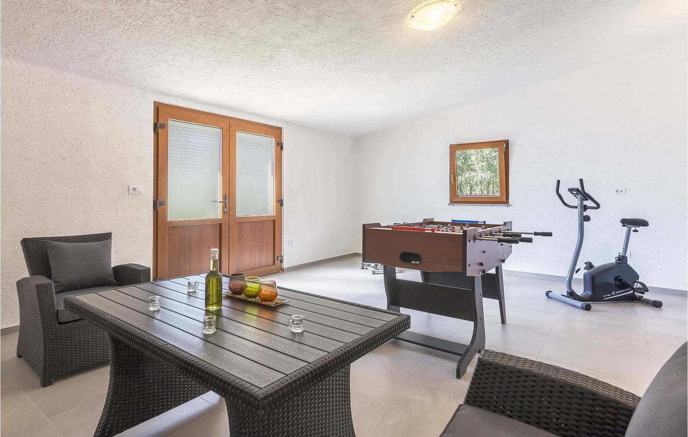 Foto 9 von 42: Geräumige Ferienwohnung mit Pool, Terrasse und WLAN – 1 km vom FKK-Strand entfernt