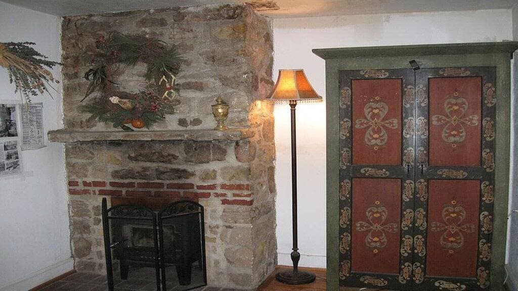 Foto 12 von 15: Rustikale River Cabin, Charming Riverfront, Hottub, 2 Steinkamine, Dock, Ansichten