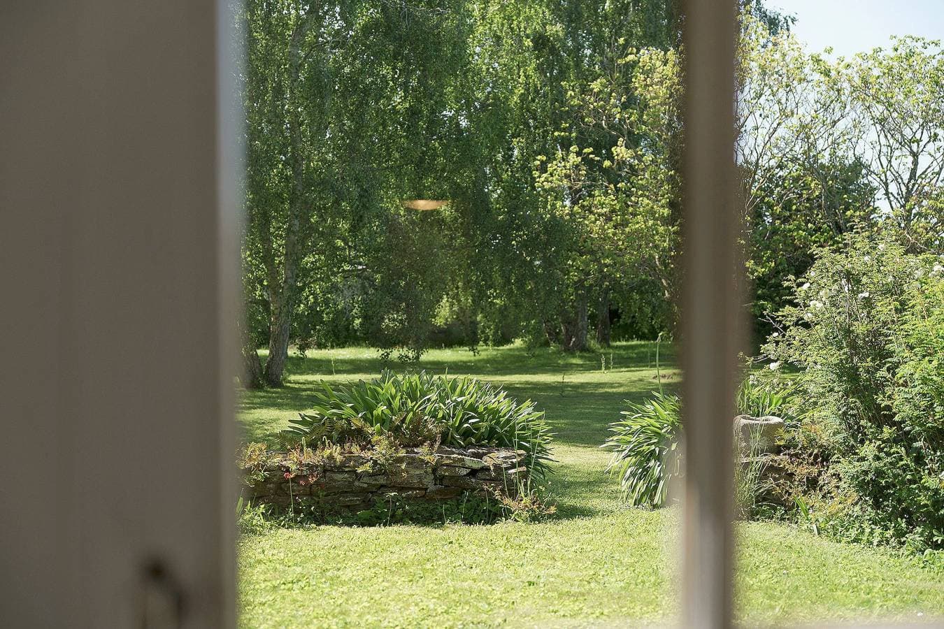 Foto 10 von 23: Gästezimmer „La Souricière - Le Puits“ mit gemeinsamer Terrasse, Garten und WLAN
