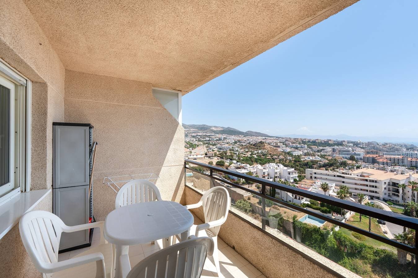 Foto 8 von 28: Apartment 'Oasis Torrequebrada' mit Ausblick, Pools, privatem Parkplatz und WLAN