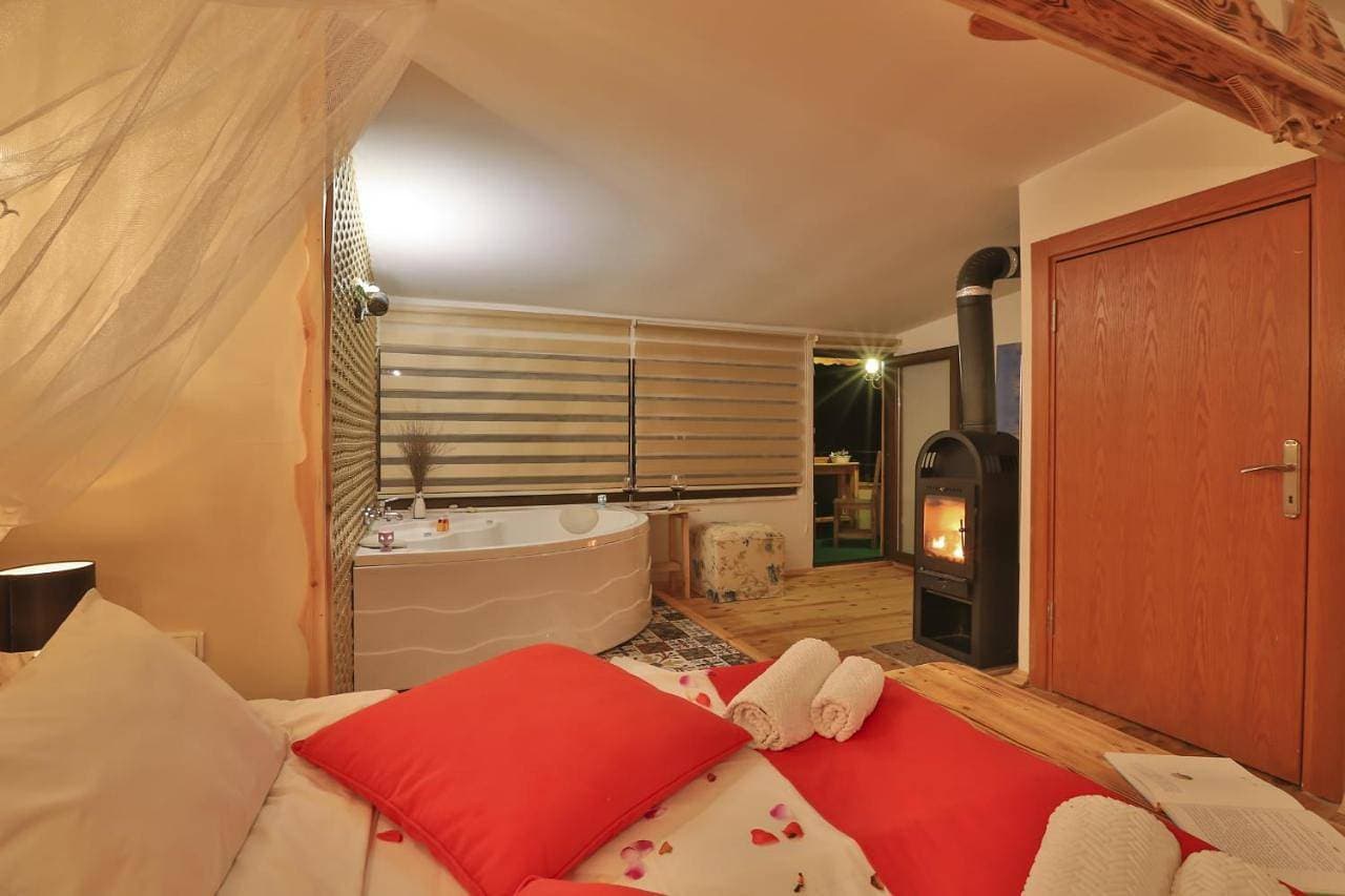 Foto 9 von 16: Deluxe Suite with Spa Bath and Fireplace Heater