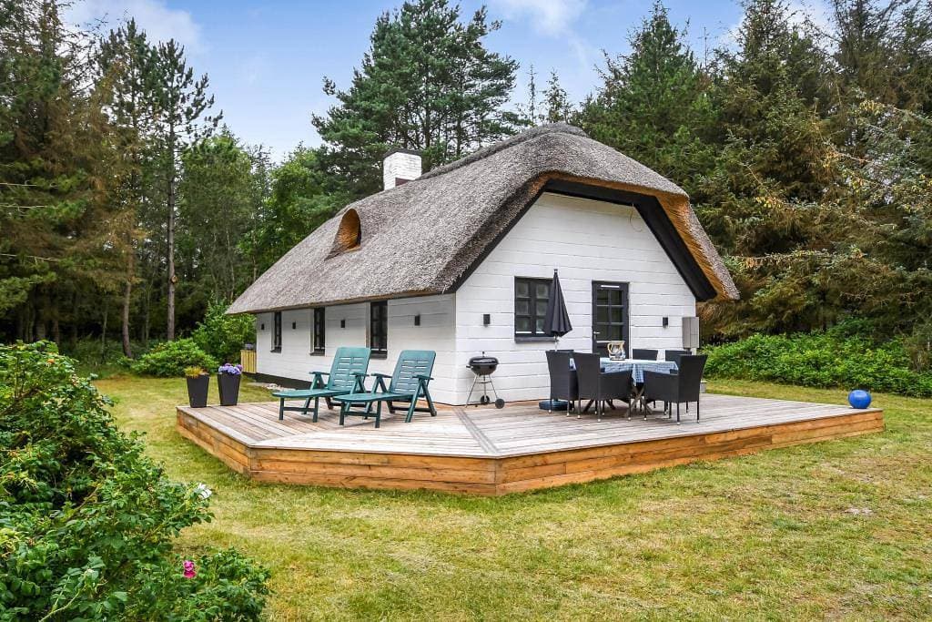Modernisiertes Ferienhaus mit Kaminofen, Whirlpool und toller Holzterrasse 1