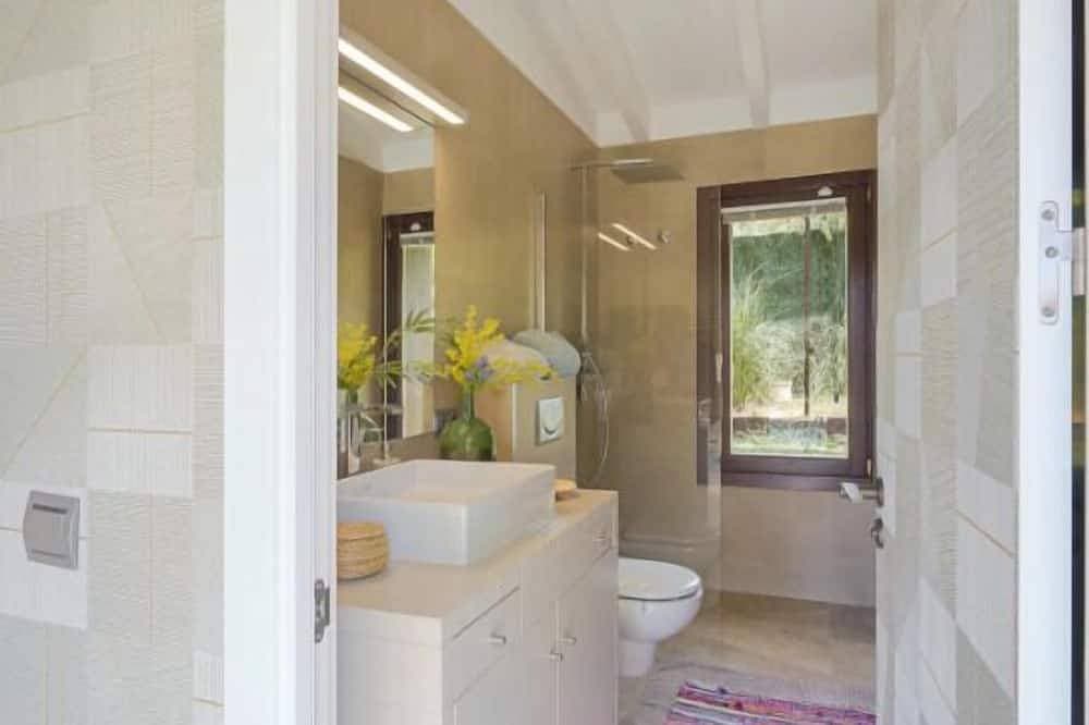 Foto 8 von 30: Atemberaubende moderne Design-Villa am Berg in einzigartiger Lage, Terrassen und Pool