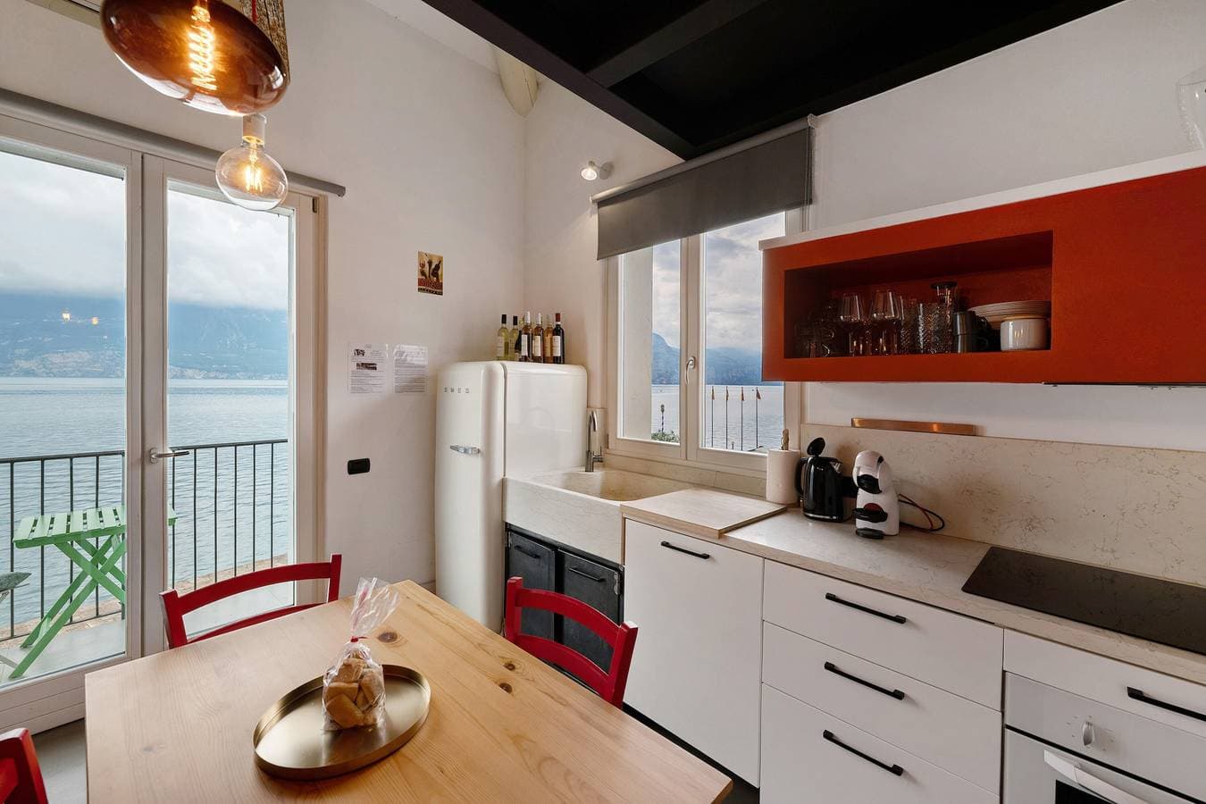 Foto 8 von 36: Ferienwohnung 'Angolo Sul Porto' mit Blick auf den See, WLAN und Klimaanlage