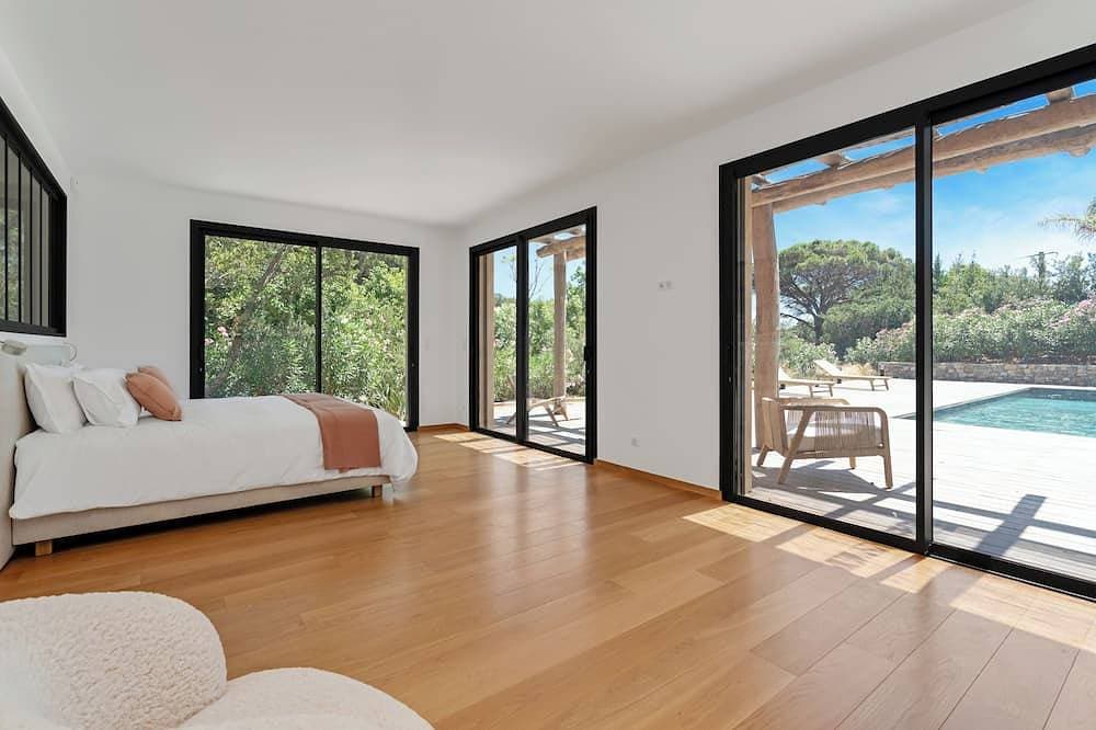 Foto 2 von 18: New, high-end villa, Gigaro, 4 minutes' walk from the beach