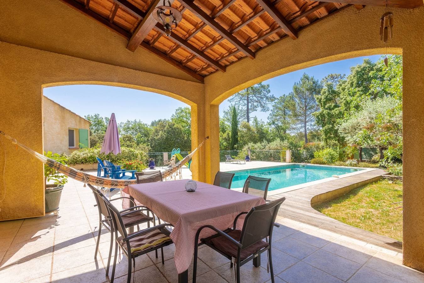 Foto 3 von 21: Gästezimmer „Villa Same“ mit privatem Pool, WLAN und Klimaanlage