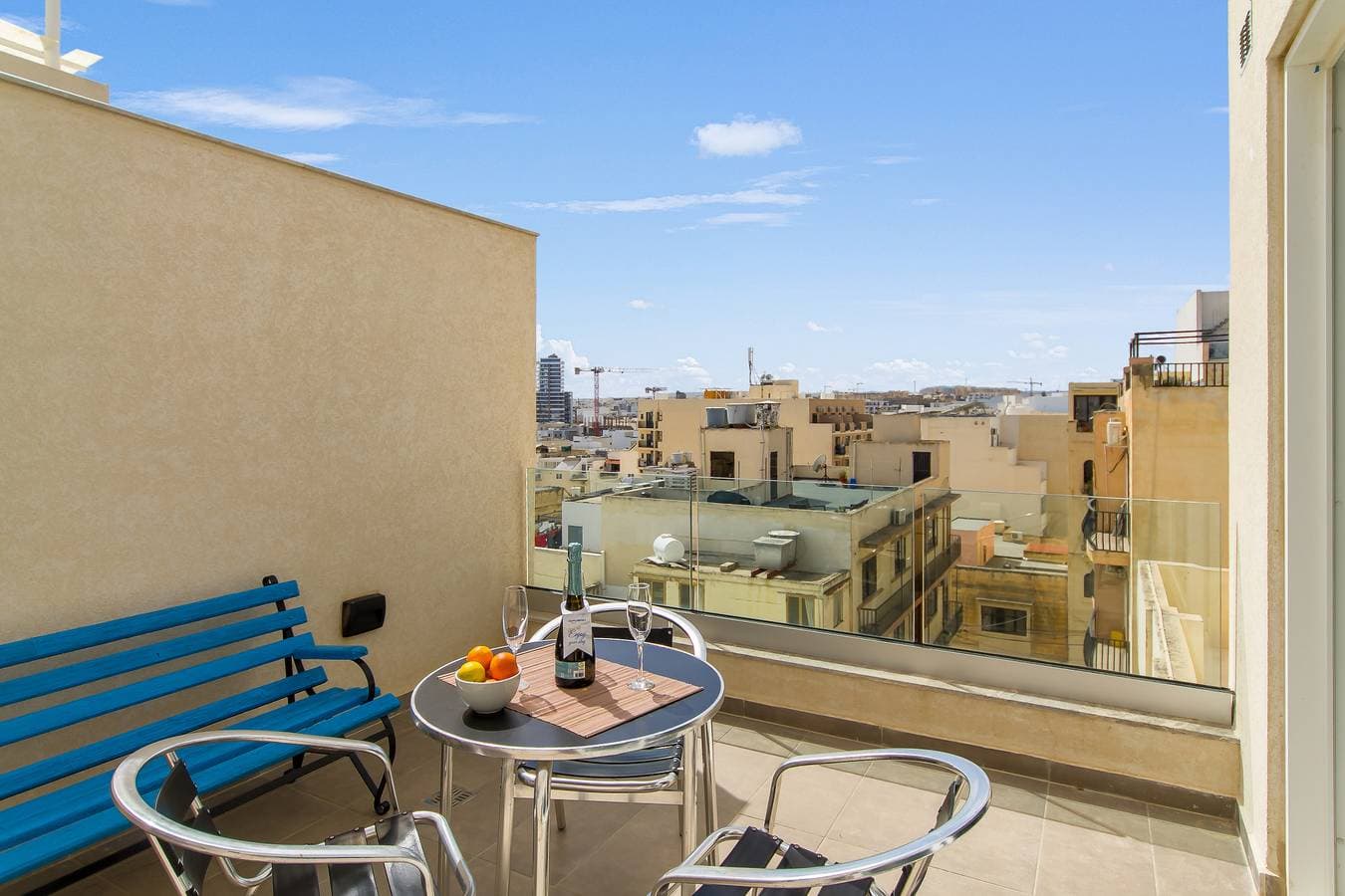 Foto 2 von 26: A Sunny Penthouse Modern 2 bdr - Sliema