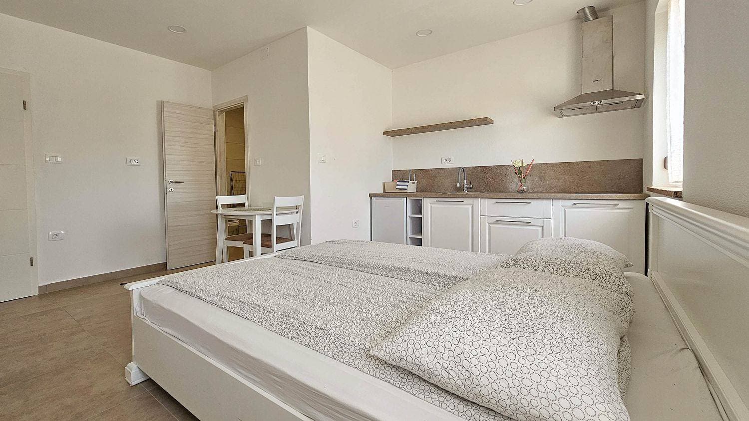 Foto 5 von 20: Elegantes Studio-Apartment mit Terrasse, WiFi, Klima