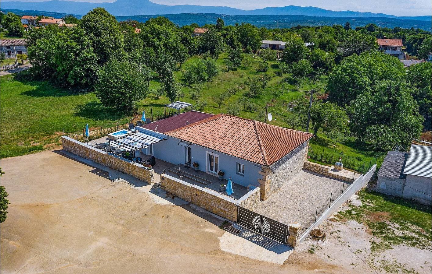Foto 2 von 46: Geräumige 150 m² große Wohnung mit Pool, WLAN und Parkplatz in Koromani