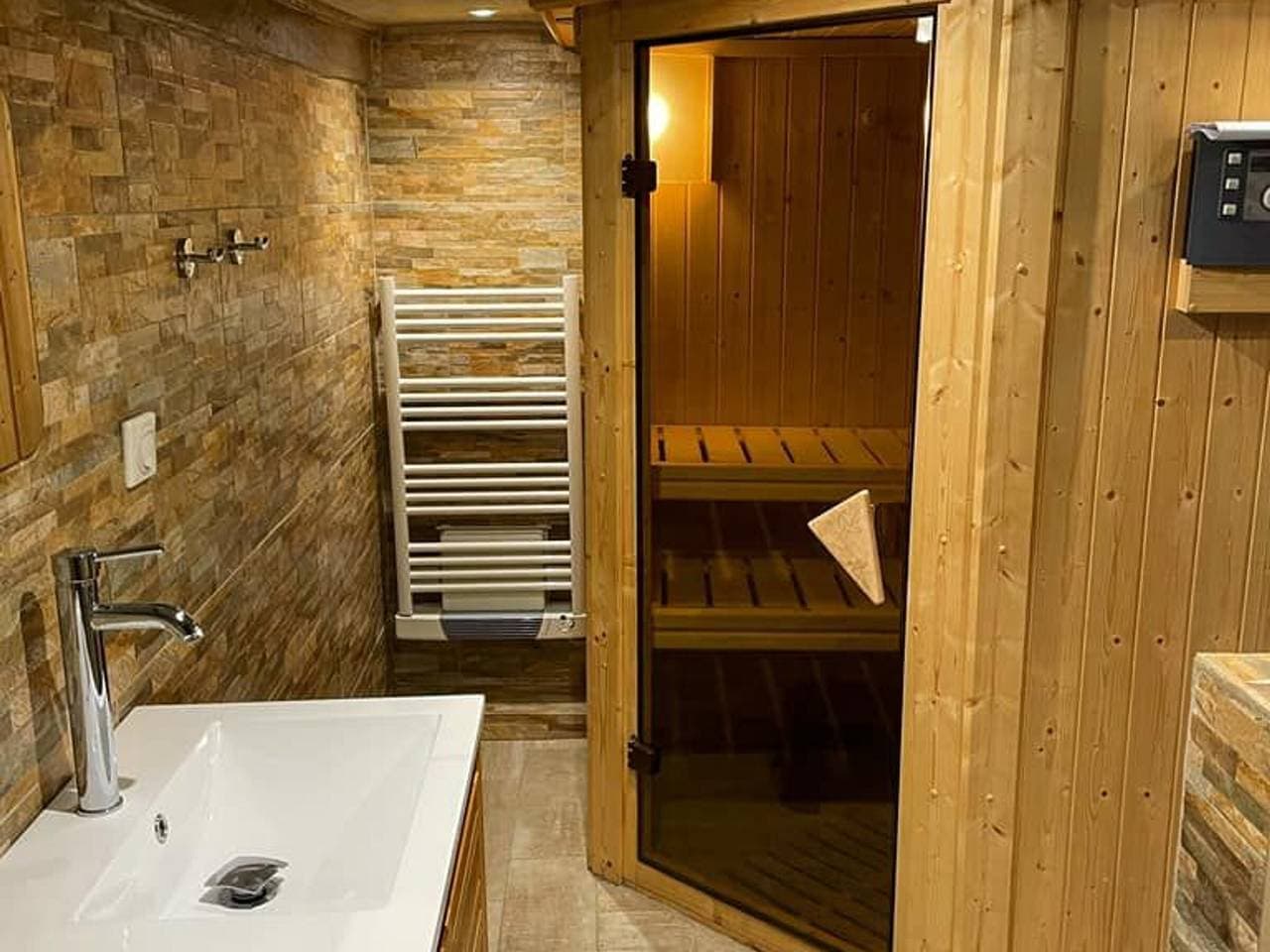 Foto 10 von 33: Gemütliches Ferienhaus mit Sauna, Pool und grünem Außenbereich in der Creuse-Talmark