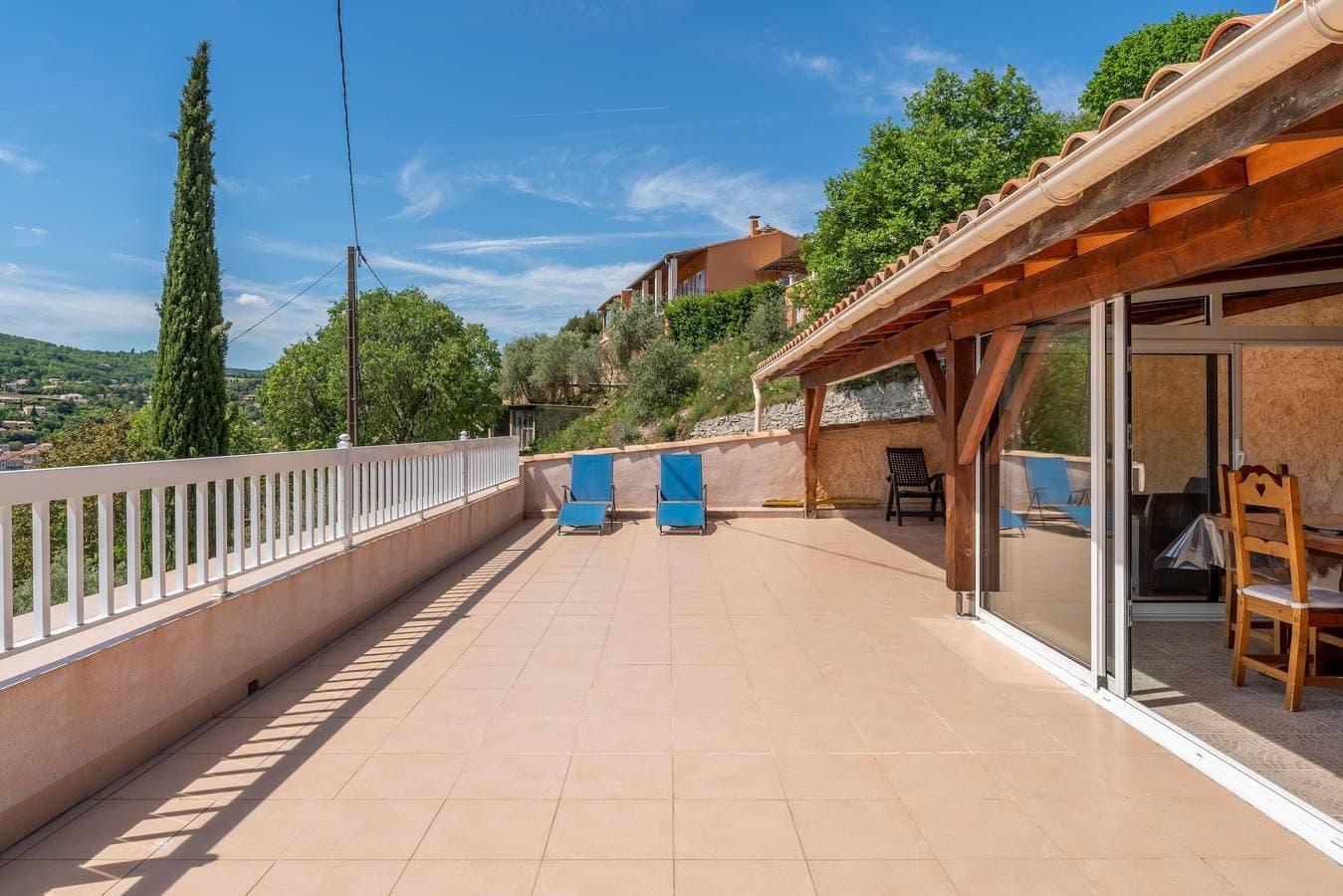 Foto 5 von 26: Ferienhaus „Villa du Soleil Levant“ mit Bergblick, WLAN & Klimaanlage