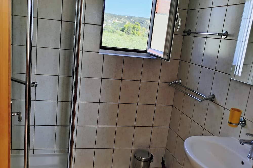 Foto 8 von 30: Abgeschiedene Lage, großer Pool, Blick auf die Berge