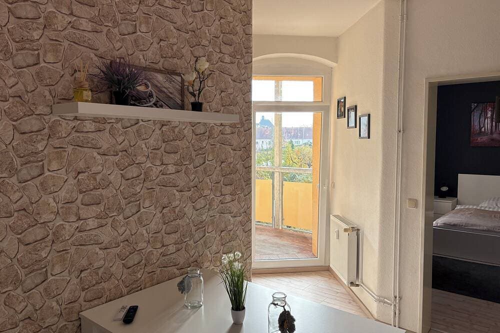 Foto 10 von 30: Modern eingerichtete 3 Zimmer Wohnung Blick auf den Park Balkon und Aufzug