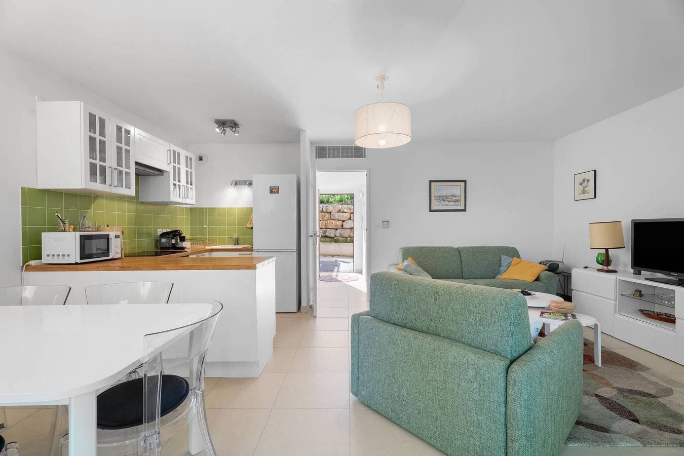 Foto 13 von 20: Apartment 'Grand T2 nahe Strand' mit Seeblick, Gemeinschaftspool und Klimaanlage