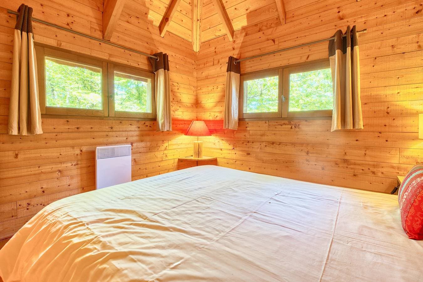 Foto 10 von 27: Cabane Amicie in den Bäumen – Natur-Retreat mit gemeinsamem beheiztem Innenpool