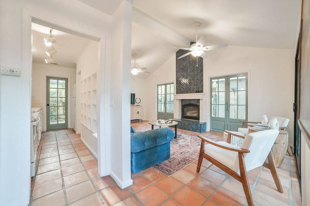 Foto 4 von 36: Charming Fig Garden Village Spanish style home!