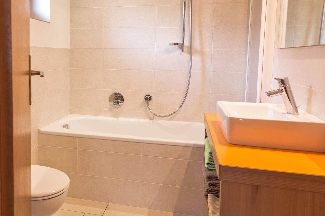 Foto 5 von 12: Einzimmerapartment 'Ferienwohnung Lanz 3' mit Bergblick, Privatem Garten und WLAN