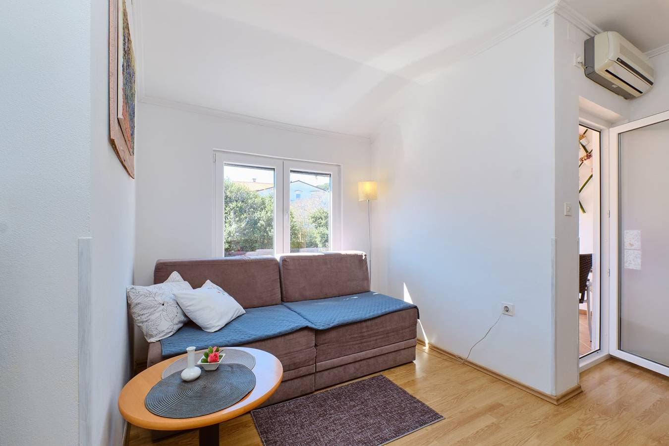 Foto 4 von 22: Das Apartment Jasmina 1 befindet sich in ruhiger Lage in Mali Lošinj. Es ist ideal für zwei Personen und besteht aus einem Schlafzimmer, einem Badezimmer, einem Wohnzimmer, einem Esszimmer und einer Küche. Es verfügt außerdem über eine Terrasse und einen Parkplatz vor dem Gebäude.