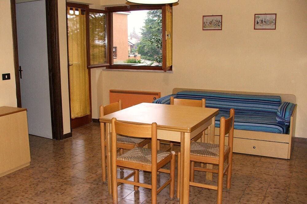 Foto 11 von 20: Zweizimmerwohnung In Einer Ruhigen Residenz Mit Pool Umgeben Von Grün