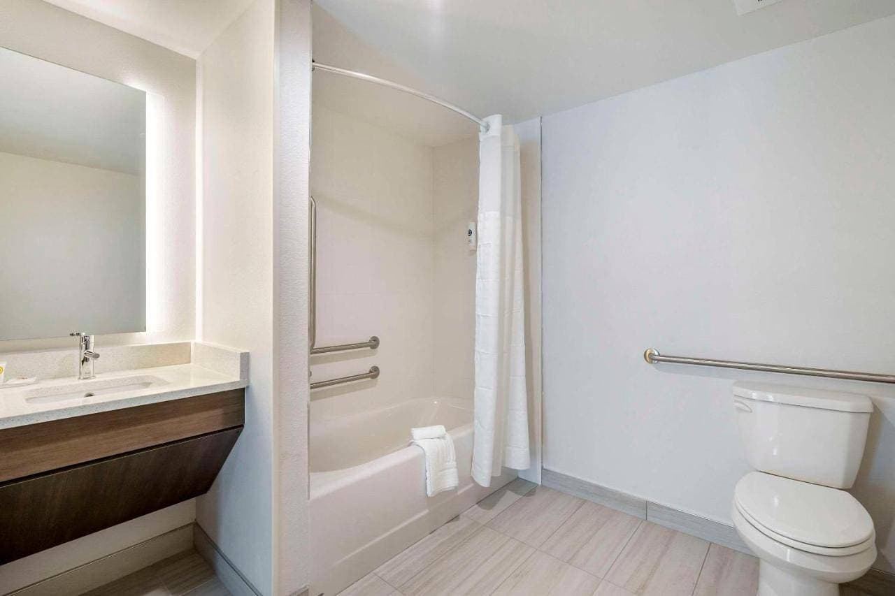 Foto 12 von 12: One Room Suite with Tub - Disability Access/Non Smoking