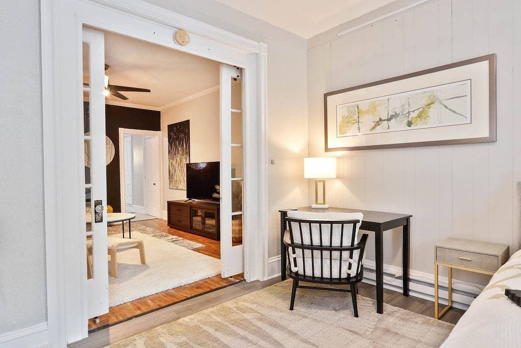 Foto 5 von 15: The Downtown Bee: Cozy & charming escape steps from Main Street Bethlehem!