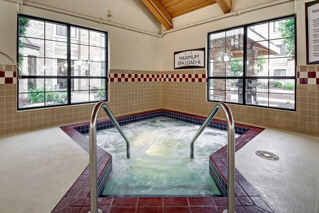 Foto 4 von 17: Frühstück kostenlos. Pool & Whirlpool. Fitnessstudio. Entdecken Sie Uw-Madison!