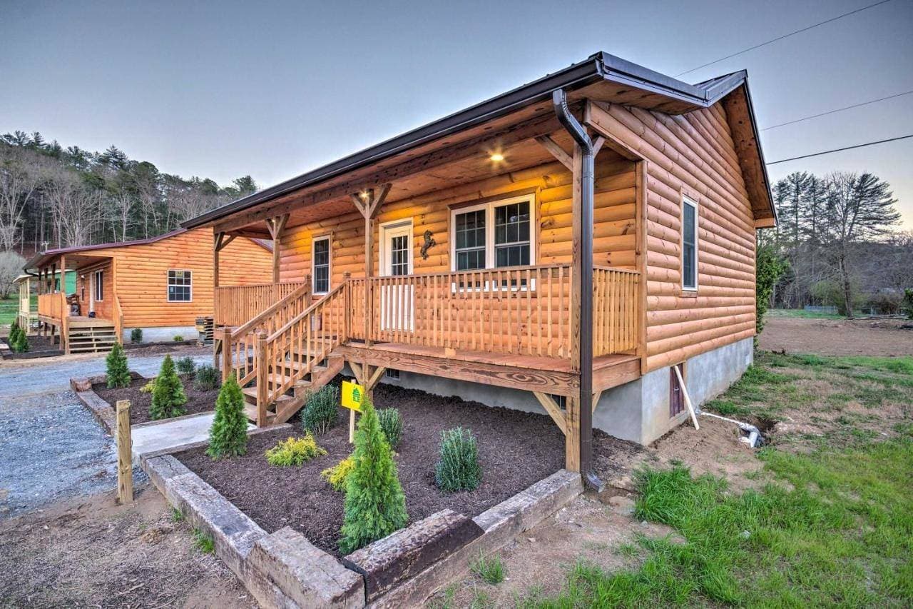 Fire Pit: Cozy Bryson City Cabin on Tuck River 1