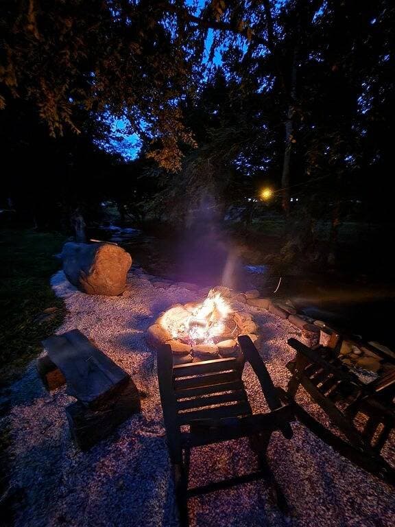 Foto 9 von 41: A Rushing Stream of Dreams Creekside Cabin 1 min to National Park!