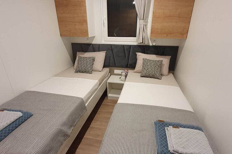 Foto 10 von 35: Mobile Homes Karlo & Dino - Two Bedroom Mobile Home with Terrace