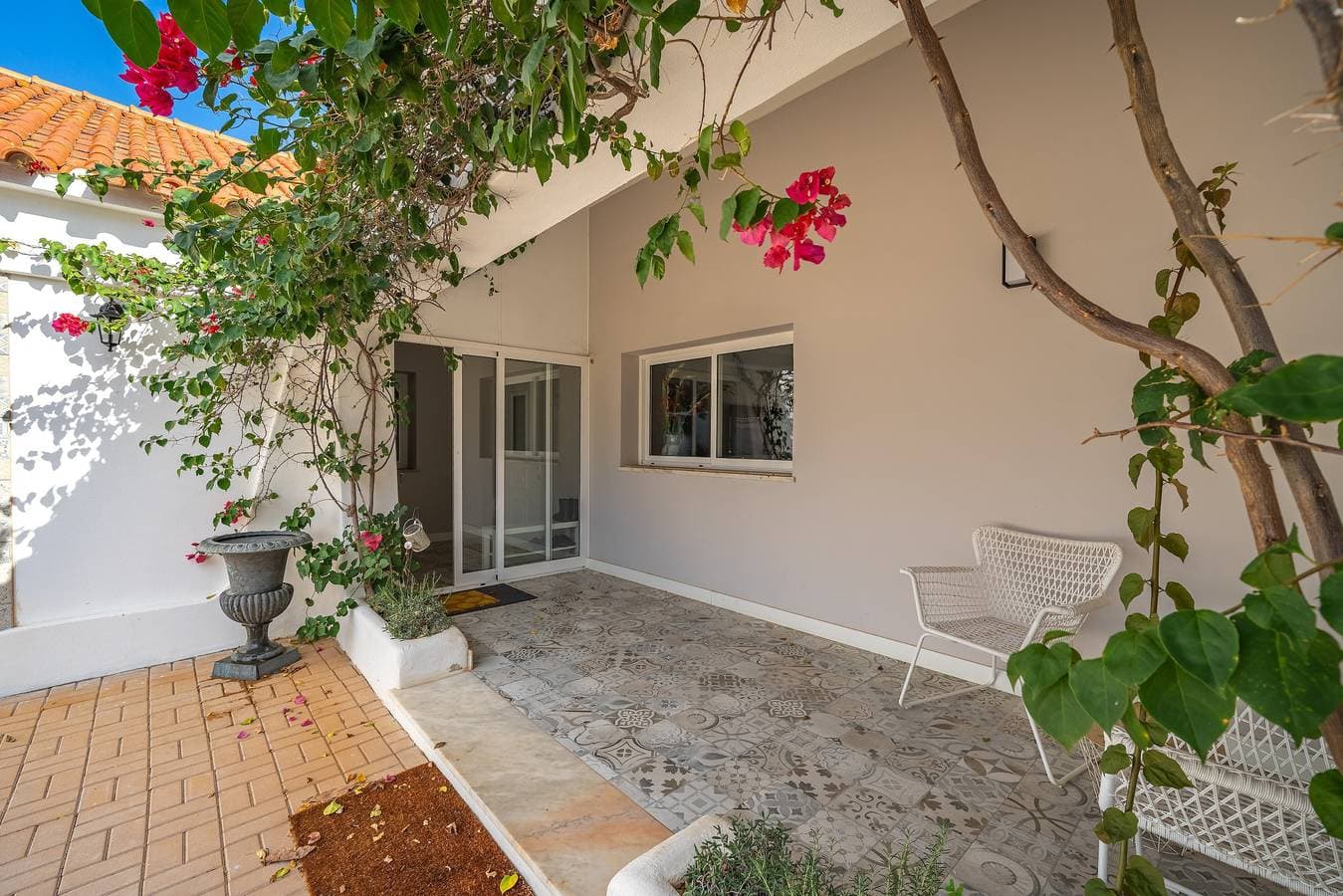 Foto 7 von 32: Zimmer 'Orange Blossom Grove - 3' mit gemeinsamer Terrasse, WLAN und Klimaanlage
