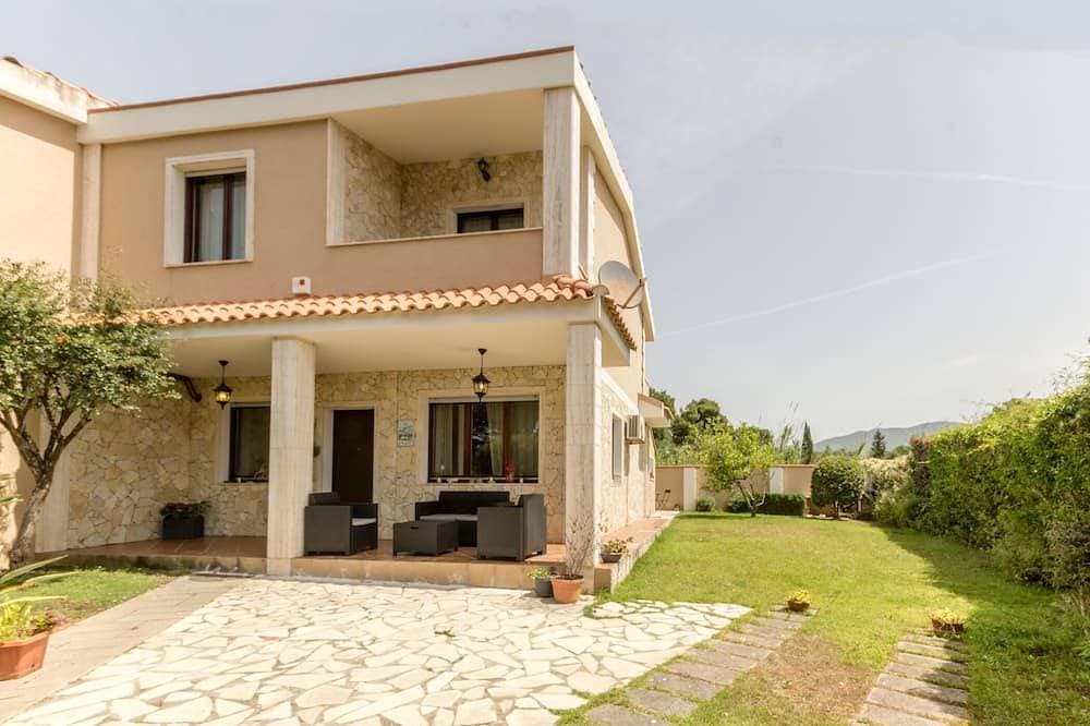 Villa 300 meters from the marina Marina di Capitana 1