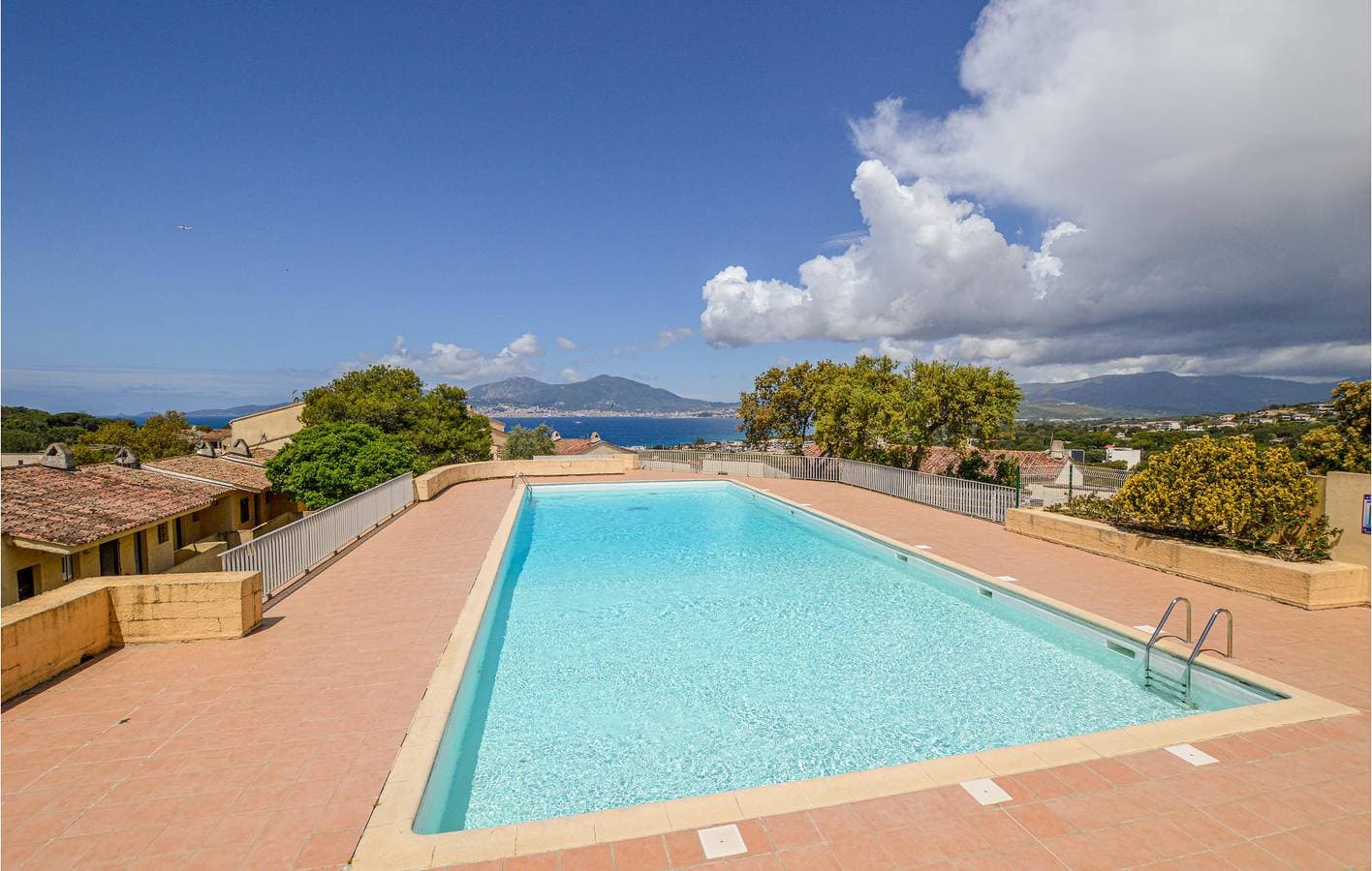 Appartement am Strand mit Pool, Terrasse & WiFi, Parkplatz 1